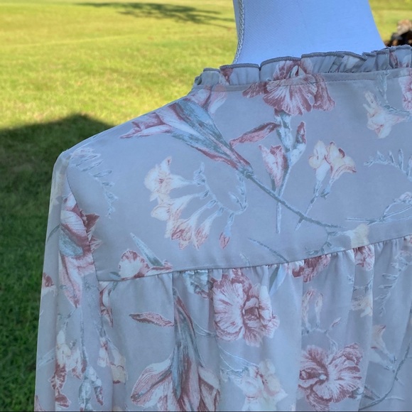 VIOLET + CLAIRE GRAY FLORAL BLOUSE D - Picture 7 of 9